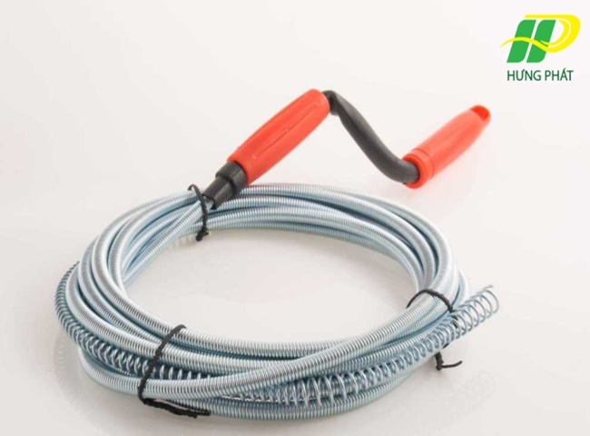 Th&ocirc;ng cống nh&agrave; vệ sinh bị tắc bằng d&acirc;y loxo quay tay