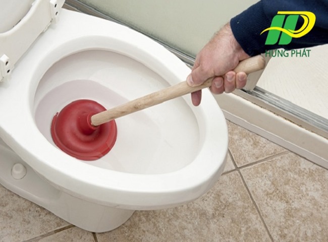 Th&ocirc;ng cống nh&agrave; vệ sinh bị tắc bằng dụng cụ Piston